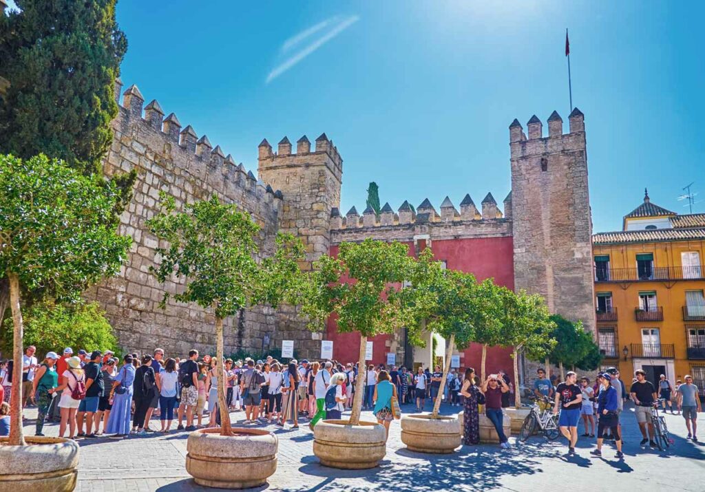 Puerta del Leon Eingang zum Real Alcázar mit langen Warteschlangen